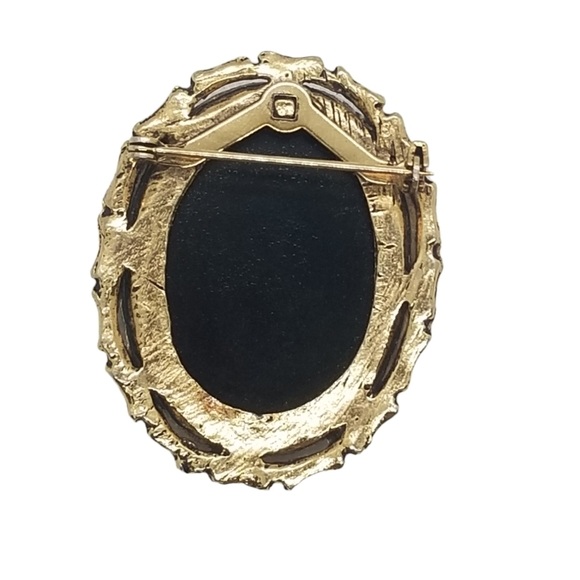 VINTAGE VICTORIAN REVIVAL STYLE BLACK GLASS & GOLDTONE CAMEO MOURNING BROOCH - Picture 4 of 4